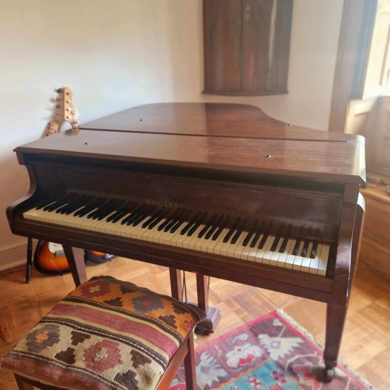 Baby Grand Piano 2 768x768